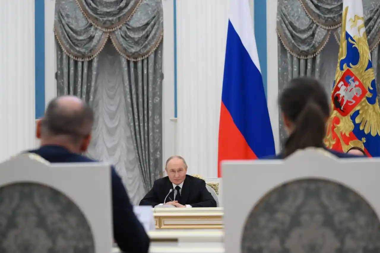 Image from NUEVATRIBUNA.ES: Putin ante los drones del servicio secreto ucraniano ¿Admira el antig...