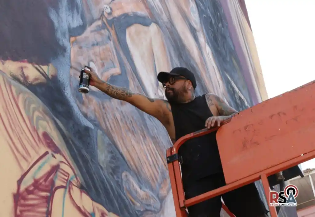 Image from Ràdio Sant Andreu: L’artista xilè Felipe Pincel porta identitat, memòria i migració al mu...