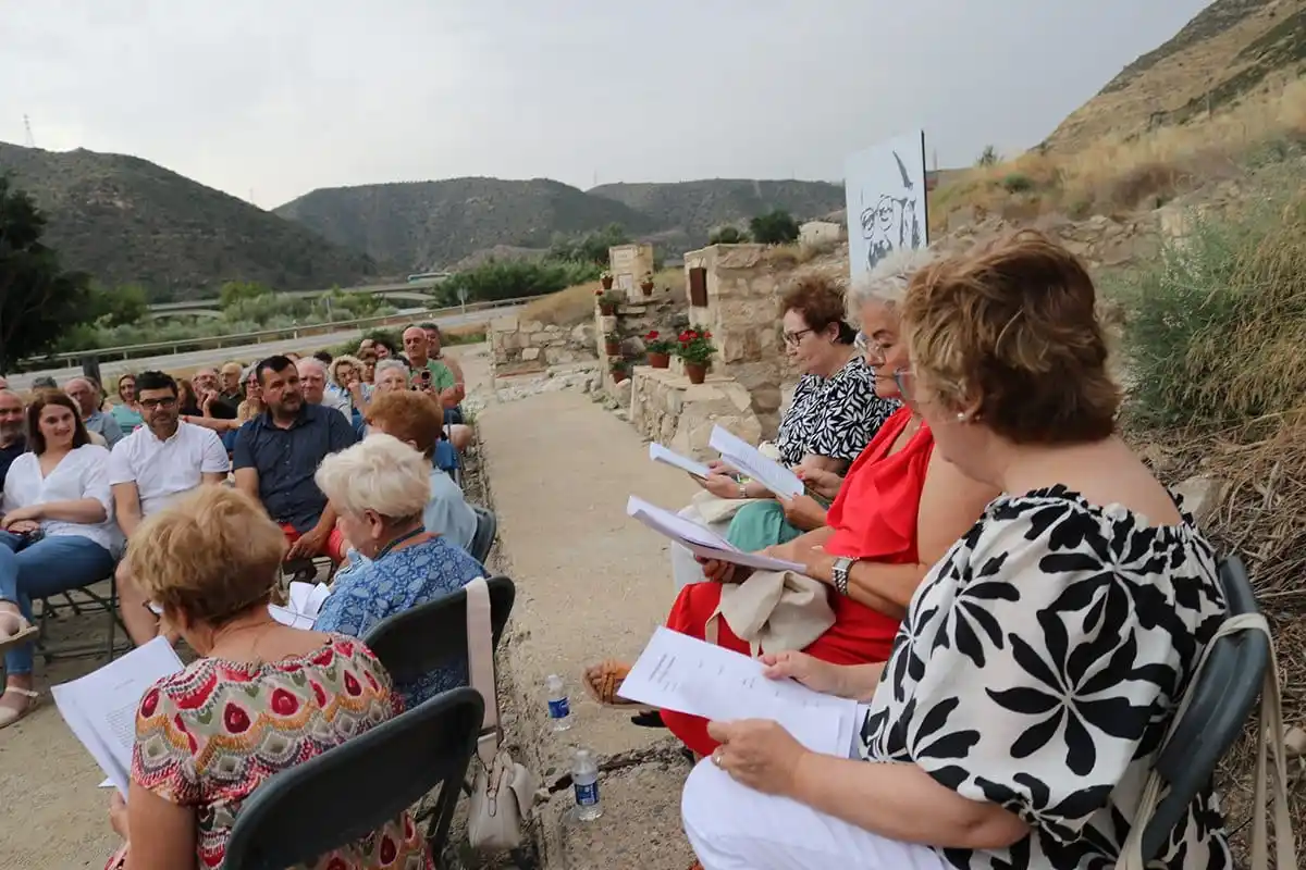 Image from ARAINFO: Literatura música, reivindicació i emoció s'entrellacen en l'homenatge...