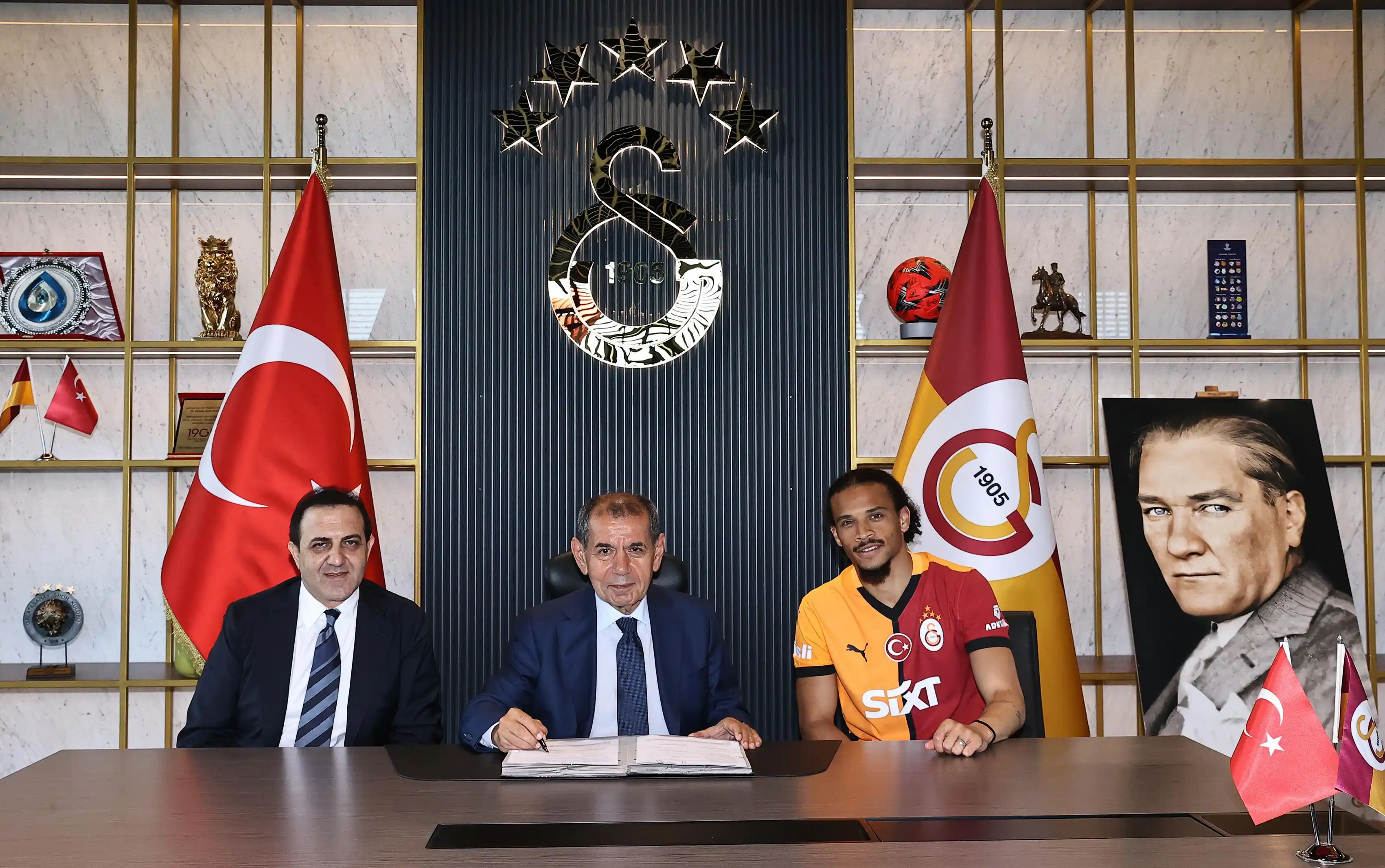Image from Galatasaray: Yeni transferimiz Leroy Sané’nin imza töreninin ardından açıklamalar �...