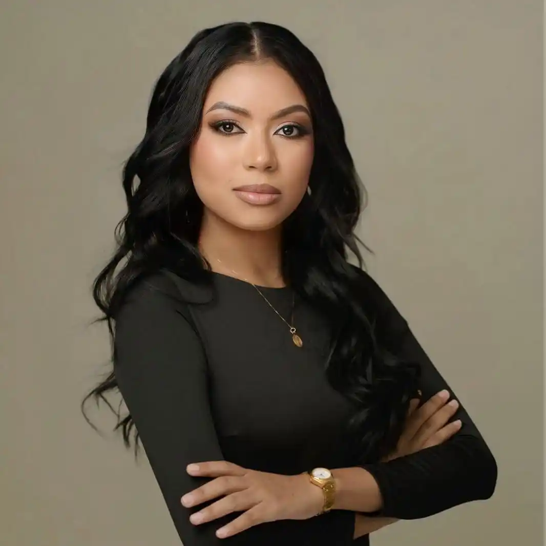 Image from La Guajira Hoy: 👩🏽‍⚕️ Angelie Curiel Palacio, joven wayuu, recibe su bata blanca y d...