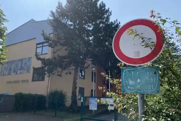 Image from Die RHEINPFALZ : 🎒 *Bauhof-Fahrzeug zermalmt Schulranzen: Das sind die Konsequenzen* A...