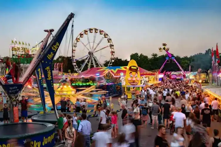 Image from Die RHEINPFALZ : *Brezelfest: Was Besucher wissen sollten* Noch rund drei Wochen, dann ...