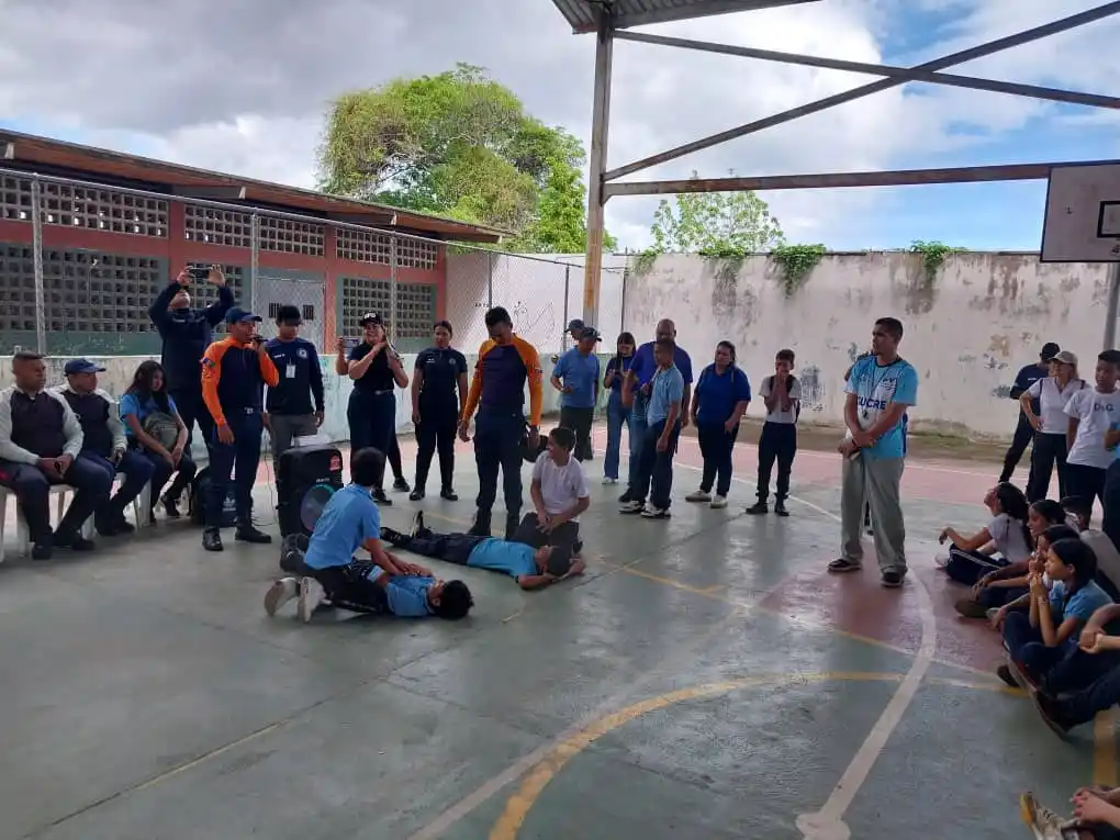 Image from @PCAD_Sucre_Ve: 📸 | Desde La Plaza Suniaga, nuestros funcionarios de Protección Civil...