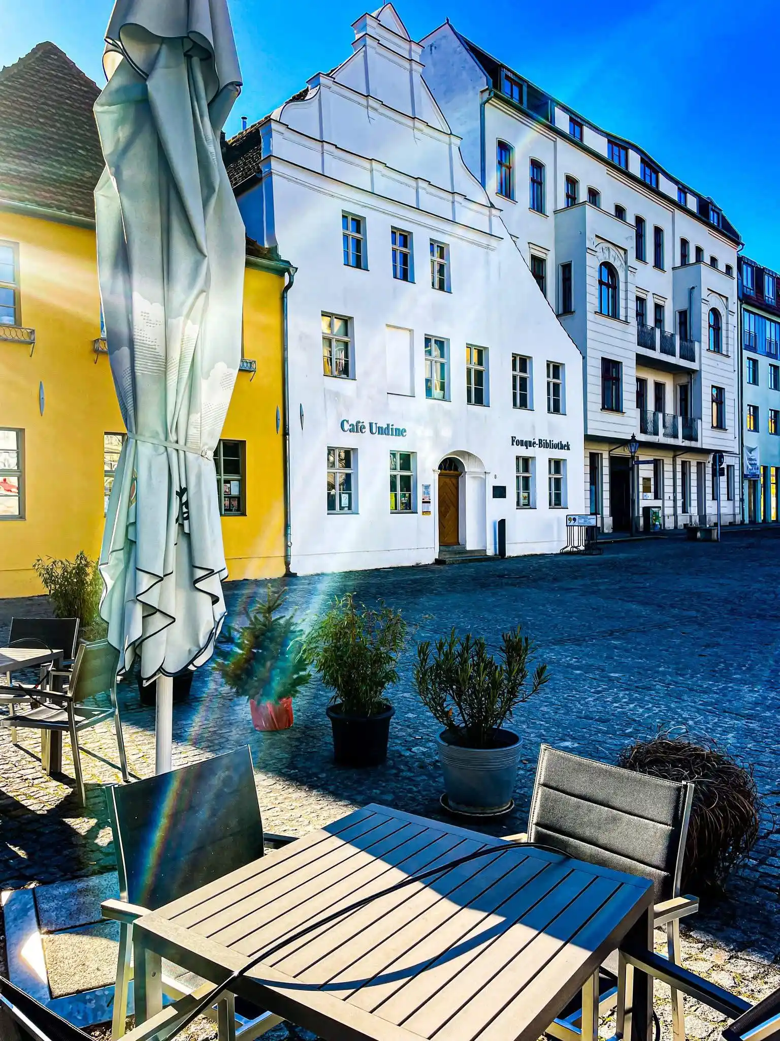 Image from Stadt Brandenburg an der Havel : ▶️ Die Hauptstelle der Fouqué-Bibliothek am Altstädtischen Markt 8 ble...