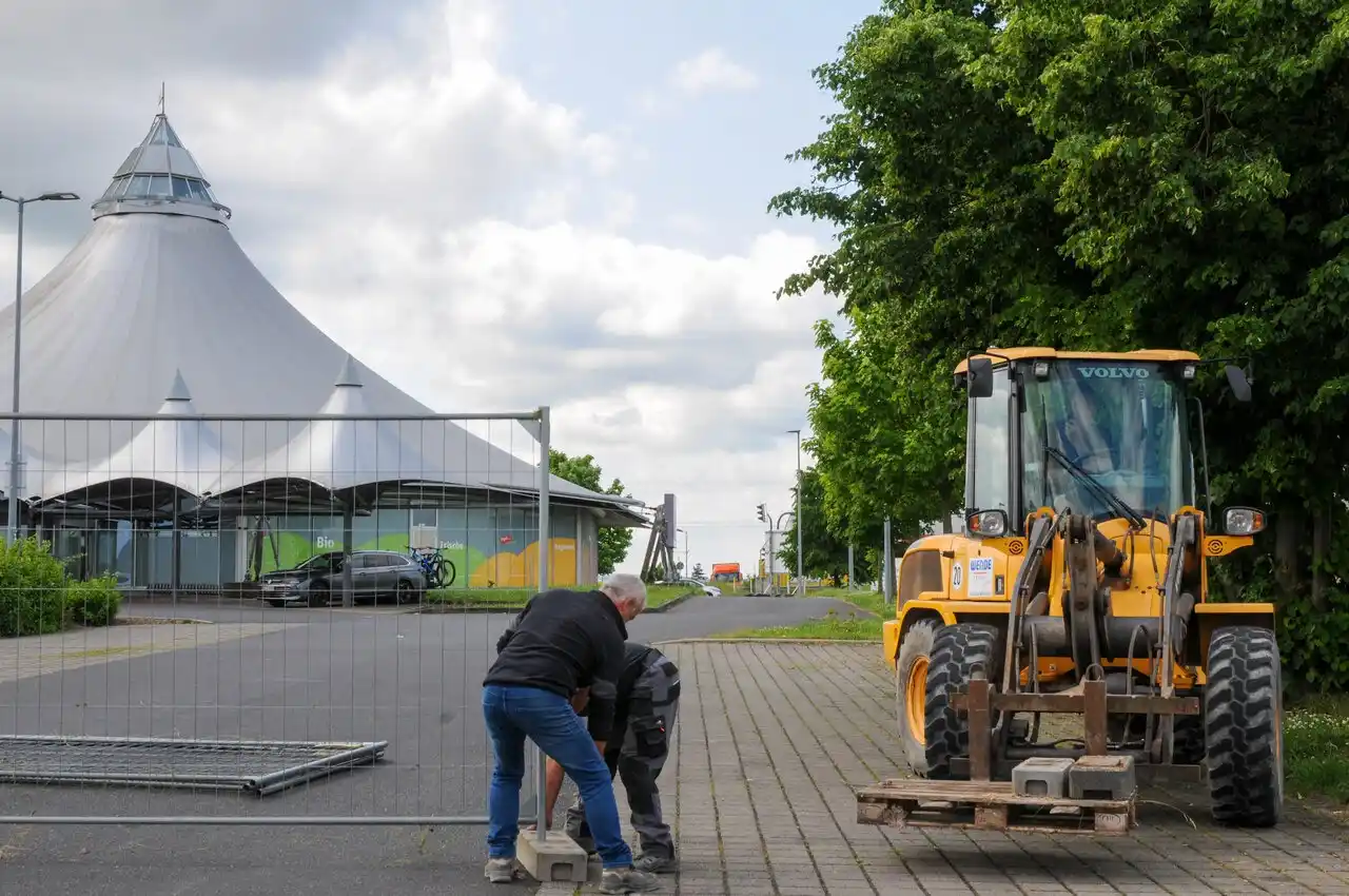 Image from OSTHESSEN|NEWS: 👷🏽♀️ Die Tage der markanten Zelte am Petersberg sind gezählt: Berei...