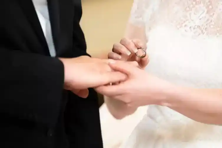 Image from Die RHEINPFALZ : 💍😱 *Drama für Brautpaare* 30 Brautpaare müssen einen Schock verdauen...