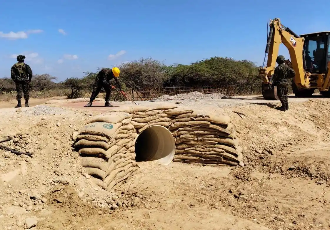 Image from La Guajira Hoy: 🚧 Ejército mejora vías en Panchomana, Manaure: 1.400 metros de terrap...