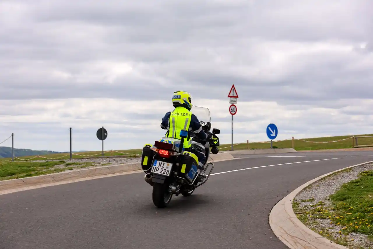 Image from OSTHESSEN|NEWS: 🏍️ Er steht auf dem Sitz seiner Maschine, fährt freihändig - dann ver...