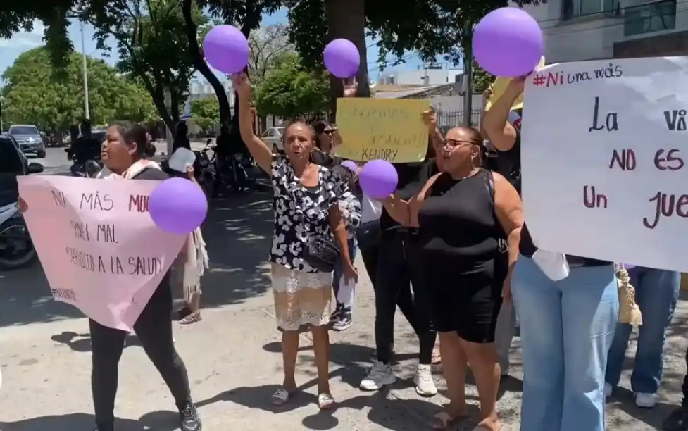 Image from La Guajira Hoy: 🕯️ Familiares de Kendry Cárdenas protestan frente a Profamilia en Rio...