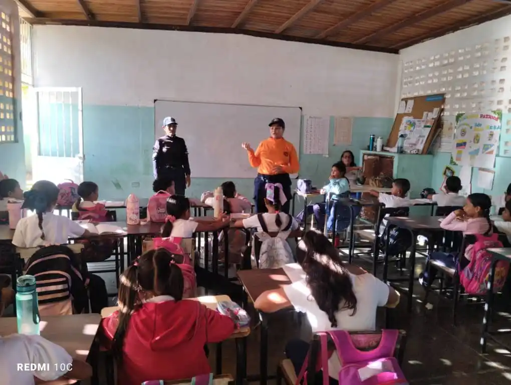 Image from @PCAD_Sucre_Ve: 📸 | Funcionarios del SNGR, pertenecientes a la Unidad Municipal de Ed...