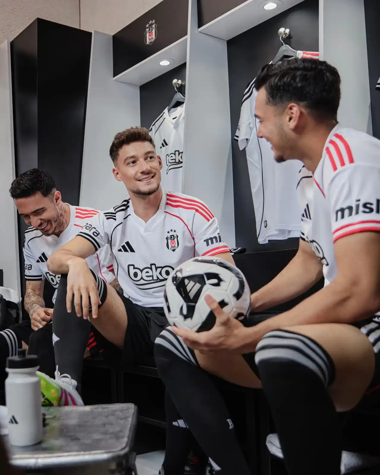 Image from Beşiktaş JK: Gelenekler hiçbir zaman yok olmaz. 🖤🤍  Beşiktaş JK 2025-2026 iç saha...