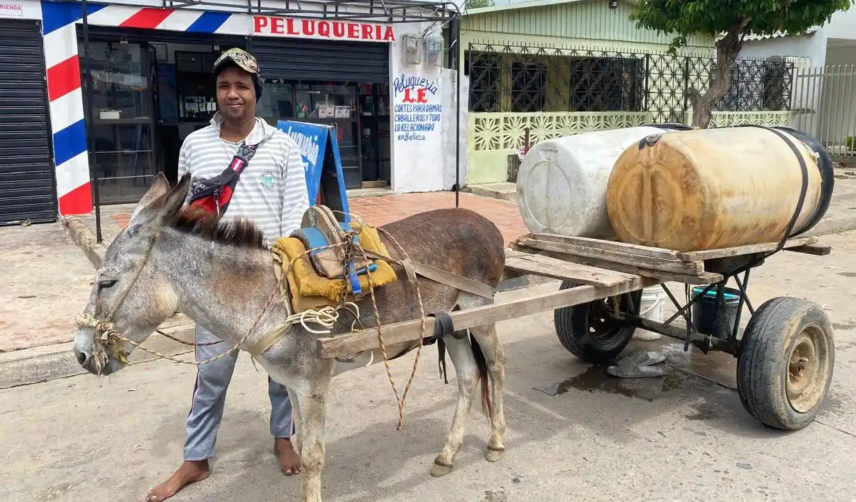 Image from La Guajira Hoy: 💧Jean Carlos, joven aguatero de Maicao, recorre las calles con su bur...
