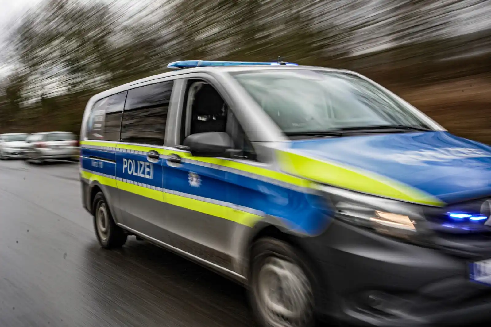 Image from OSTHESSEN|NEWS: 🚨 Kind fast überfahren und zwei weitere Fahrzeuge beschädigt: Im Zusa...