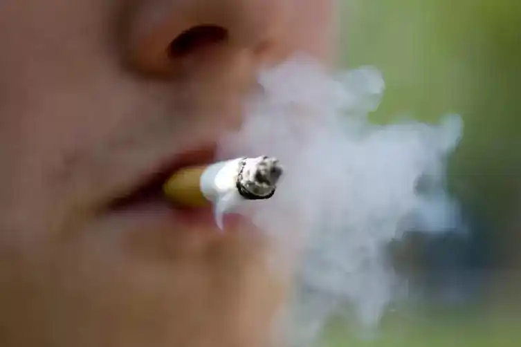 Image from Die RHEINPFALZ : 🚬 *Kunde entsetzt: Rotes Kreuz verkauft Zigaretten* Dass es im Pakets...