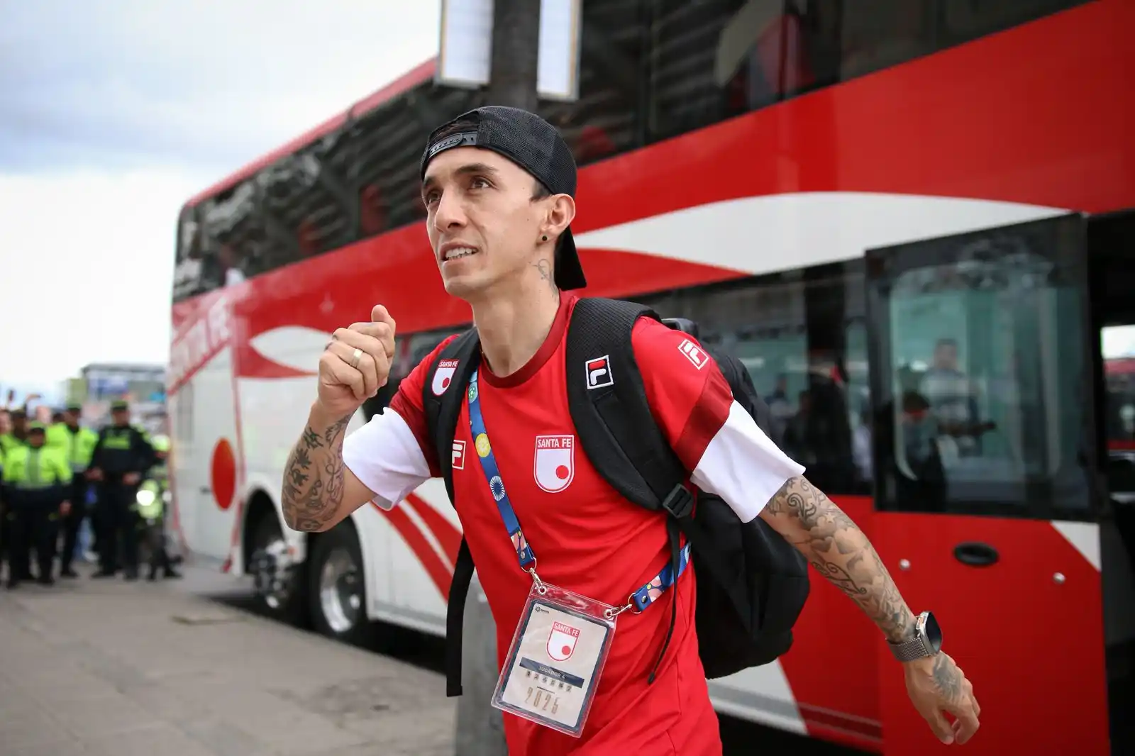 Image from Independiente Santa Fe 🇮🇩: ¡Llegamooooos! 🦁❤️🤍🏟️ <a class="text-blue-500 hover:underline curs...