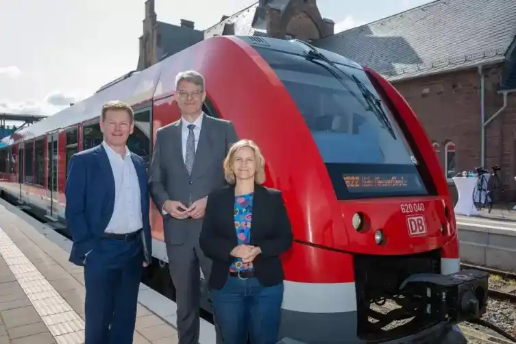 Image from Die RHEINPFALZ : 🚄🎟️ *Minister Schnieder will Deutschlandticket langfristig sichern* ...