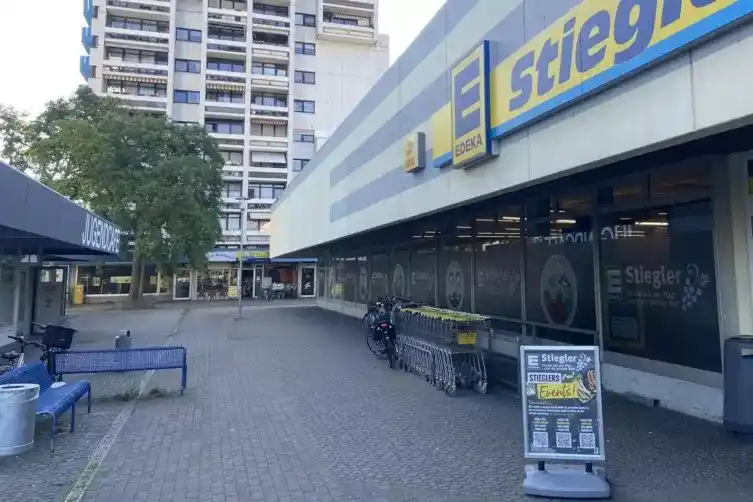 Image from Die RHEINPFALZ : *Morddrohung auf dem Supermarkt-Parkplatz?* Hat eine 75-Jährige ihre N...