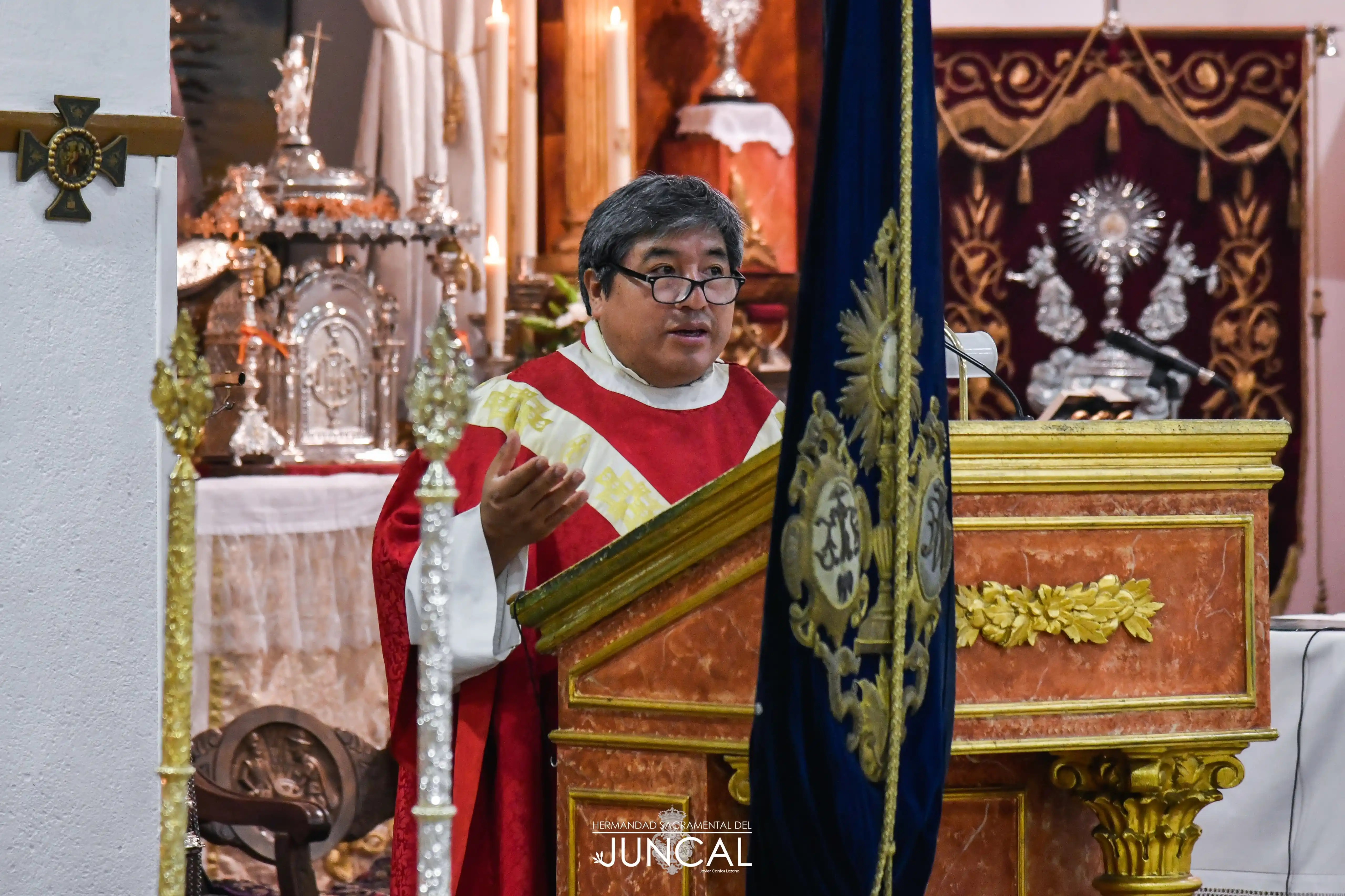 Image from Real Hermandad Sacramental del Juncal - Sevilla: 💛🤍 "Nosotros estamos en la oración de Jesús, es grandioso que el Señ...