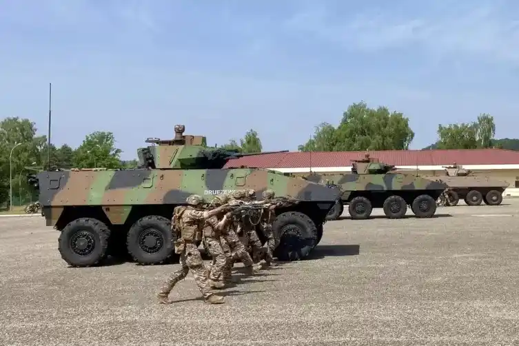 Image from Die RHEINPFALZ : *Offene Kaserne in Bitsch: Wo Kinder mit Raketenwerfern rumballern* Fü...