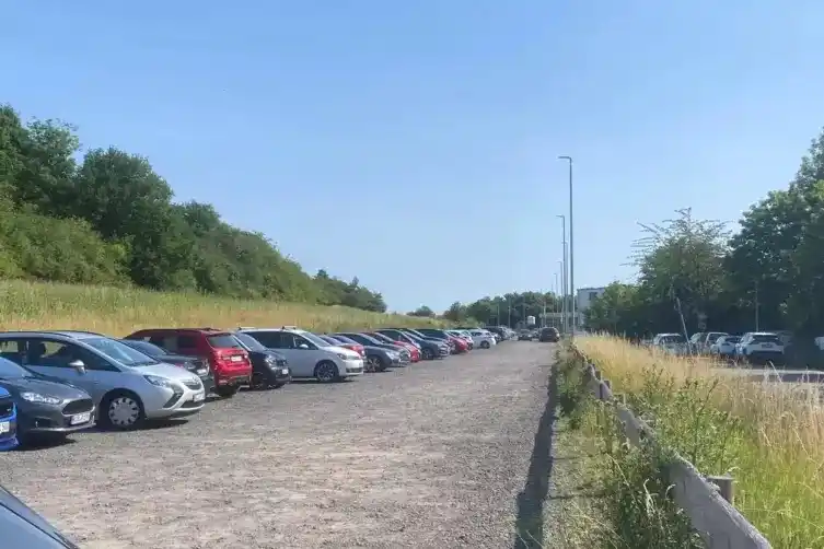 Image from Die RHEINPFALZ : 🅿️ *Patienten klagen: Große Parkplatznot am Gesundheitszentrum* Die S...
