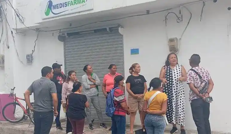 Image from La Guajira Hoy: Pacientes en Riohacha cierran dispensario Medisfarma por incumplimient...