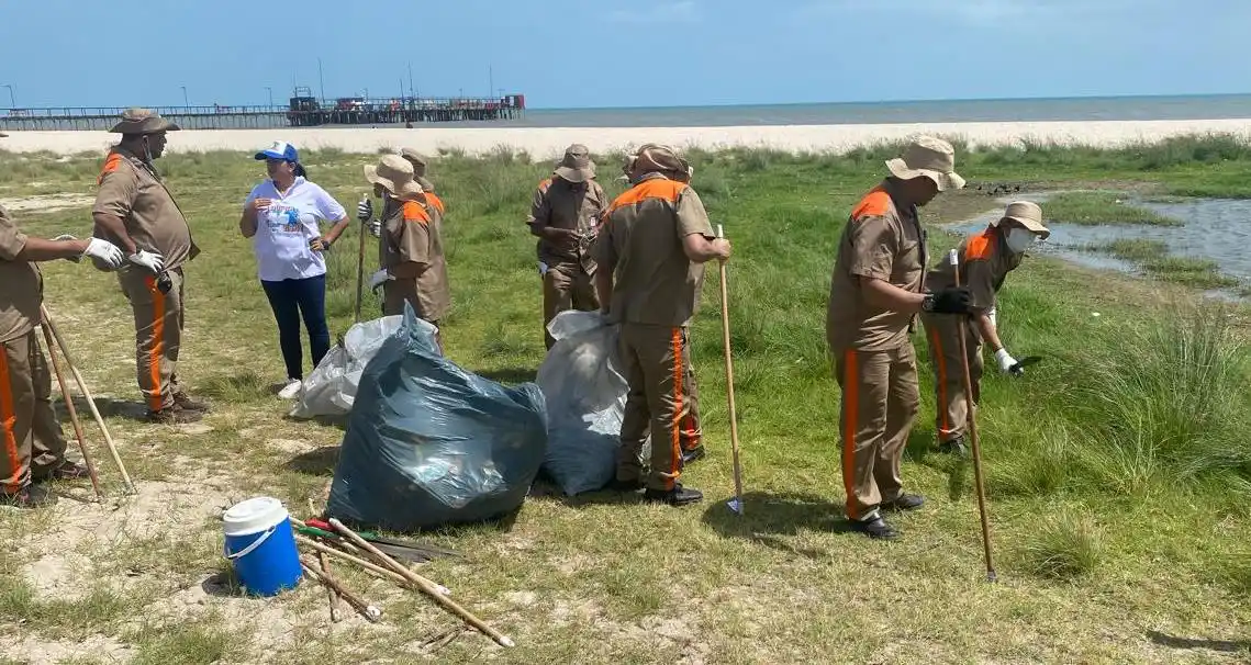 Image from La Guajira Hoy: 🧹 Personas privadas de la libertad limpiaron playas de Riohacha como ...