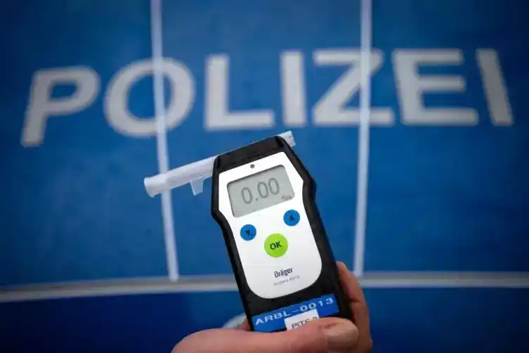 Image from Die RHEINPFALZ : 🍻 *Polizei hilft Frau: Alkoholtest zeigt 5,41 Promille* Polizisten si...