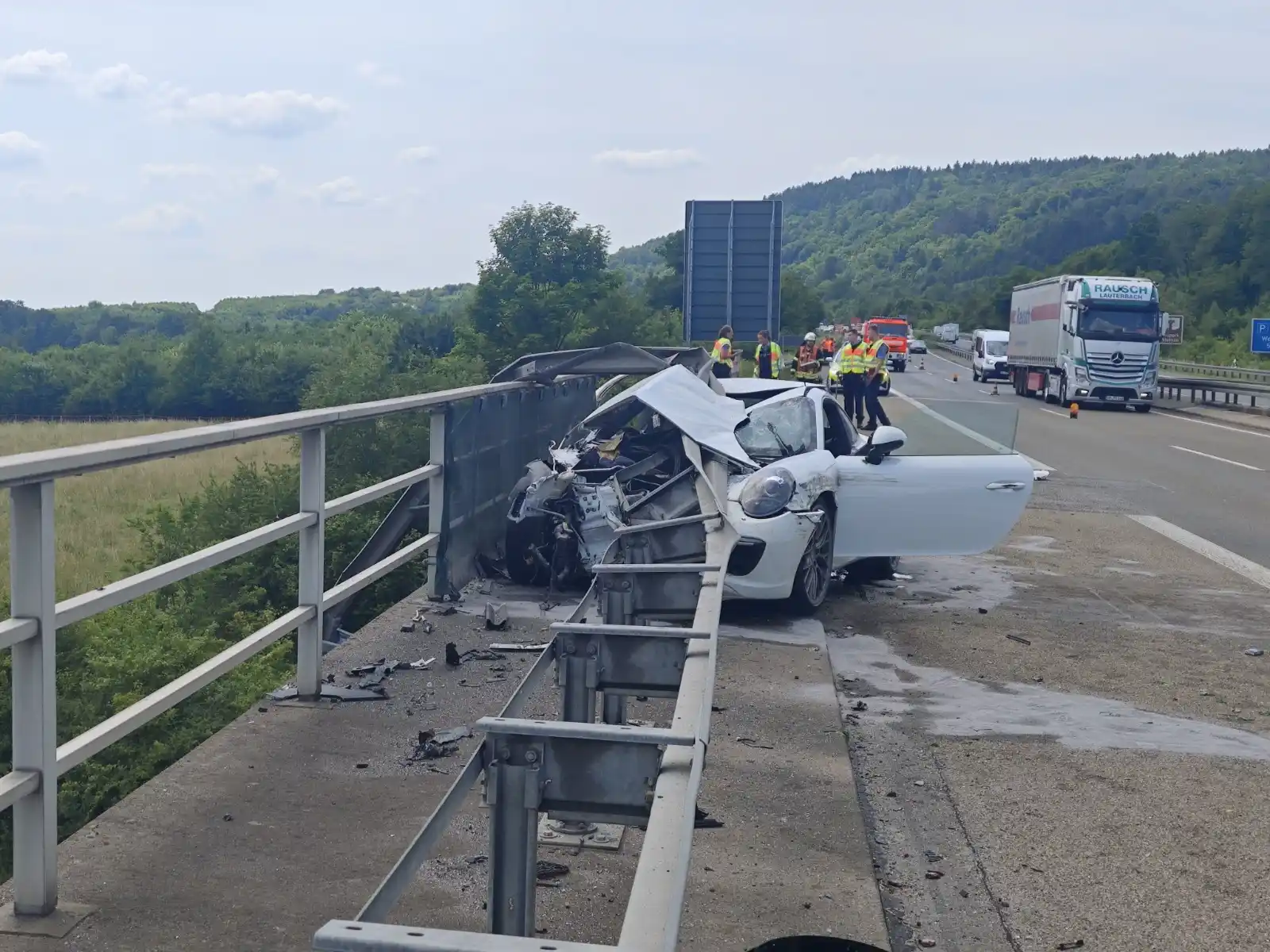 Image from OSTHESSEN|NEWS: Porsche-Fahrer rast fast in den Abgrund - Vollsperrung! +++ https://os...