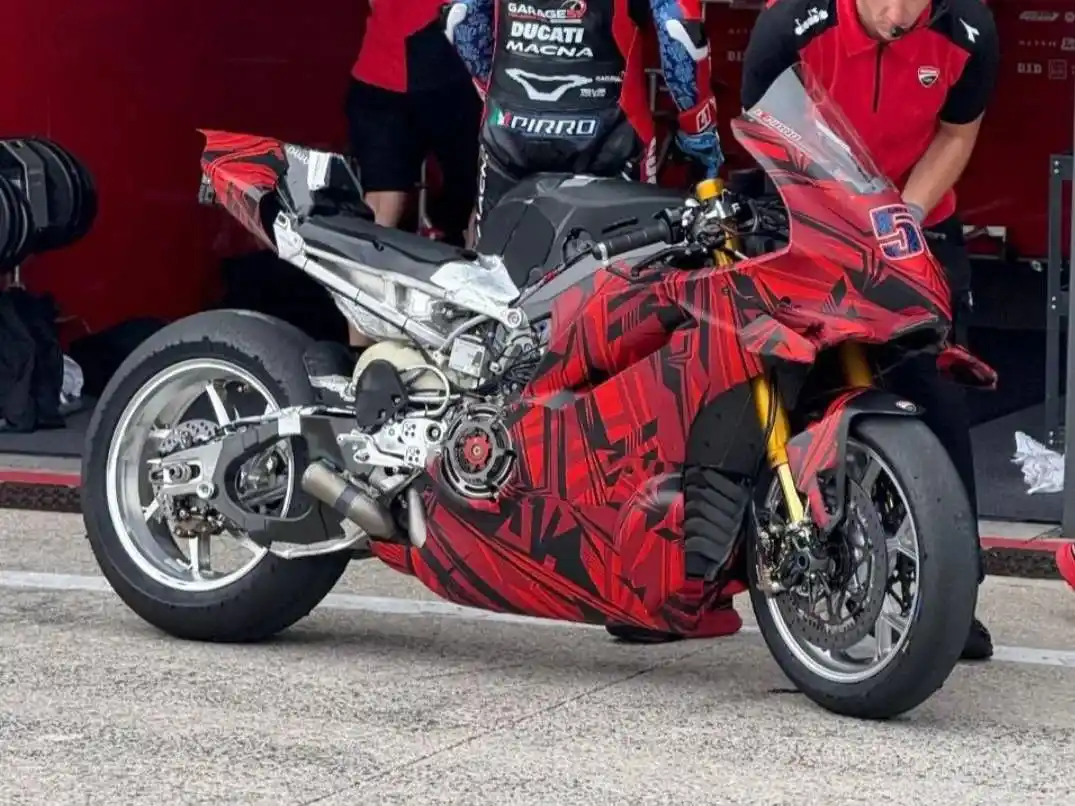 Image from Revista Motojornal: A nova geração da Ducati Panigale V4 R está a ser desenvolvida pelo pi...
