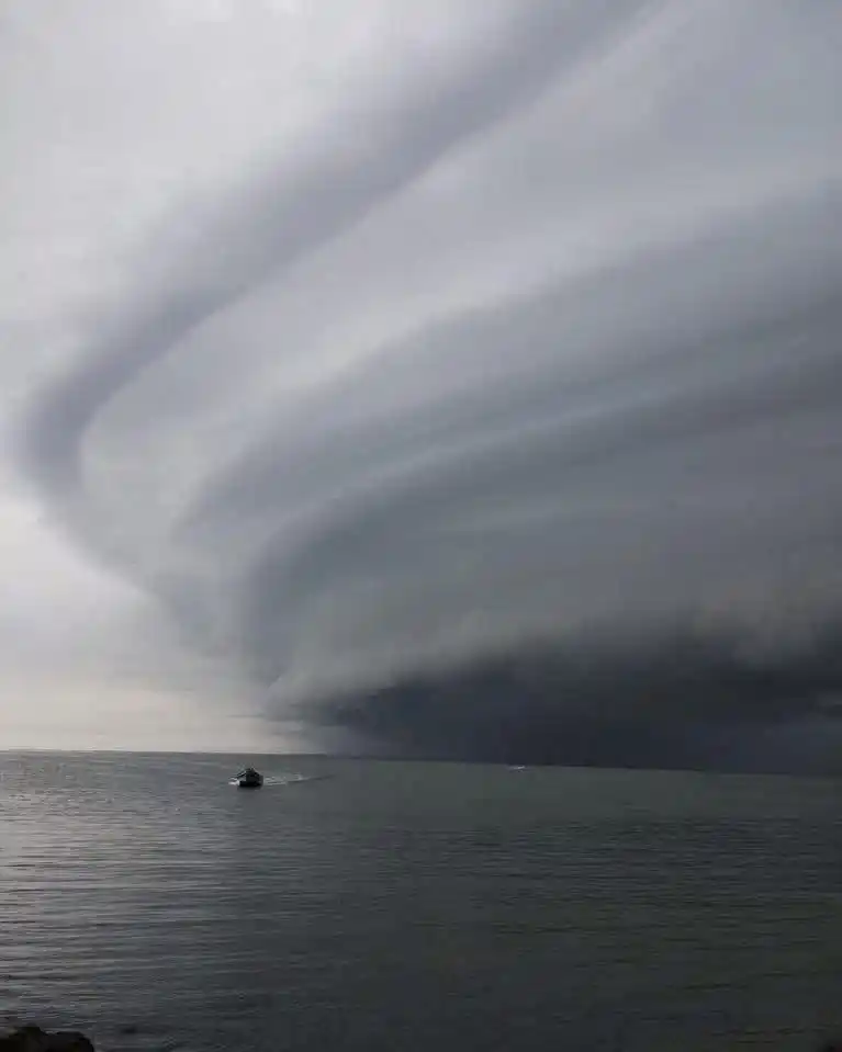 Image from ℐ𝒶𝓂 Ç𝓇𝒶𝓏𝓎 𝒜𝓃𝒹 ℐ𝓃  ℒℴ𝓋ℯ: Aparecio está tarde una enorme nube Shelf Cloud en el sur de Tamaulipa...