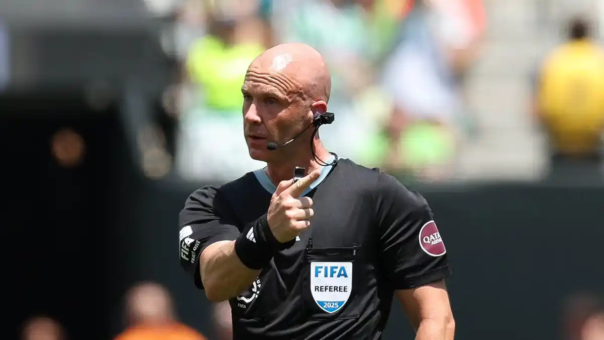 Image from Futebol News 🌎📰: Árbitro que expulsou Veiga e depois voltou atrás em Palmeiras x Al Ahl...