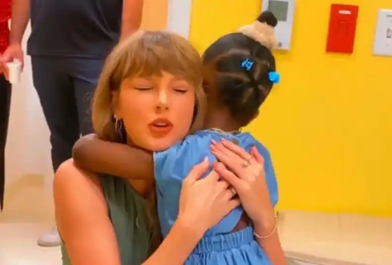 Image from 𖥻 [Taylor Swift World info 𝟏𝟑 ]: Después de la visita de Taylor al hospital infantil, los swifties está...