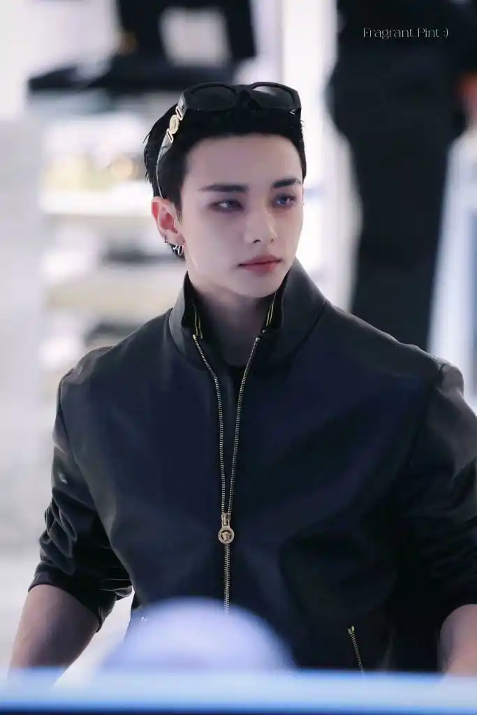 Image from ๐๐๐๐๐๐ฬ๐ ๐_๐๐๐๐๐ ๐: Fotos de Hyunin que foi atรฉ a loja a Versace ontem ๐ฅ...