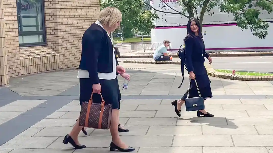 Image from RT en Español: 🇬🇧🤔 *Primera diputada trans de Reino Unido se declara culpable por ...
