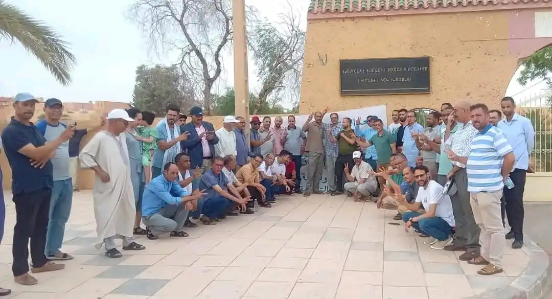 Image from التعليم الأولي العمومي: هذا استاذ اعتاصم قدام الاكاديمية الجهوية للتربية والتكوبن جهة درعة تاف...