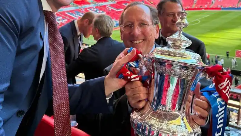 Image from Futebol News 🌎📰: John Textor está perto de vender suas ações do Crystal Palace por 190 ...
