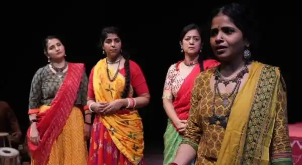 Image from Mumbai Theatre Guide: *NAAM MEIN KA RAKHWO HAI? (Hindi Play Review):* NAAM MEIN KA RAHWO HAI...