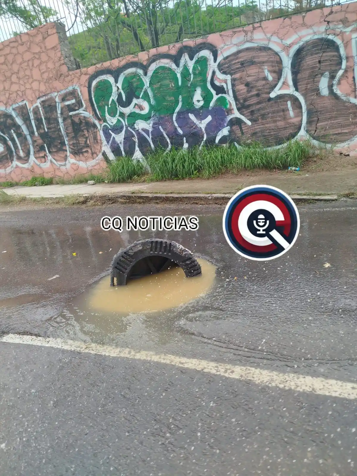 Image from CQ NOTICIAS 📝 (Sin Censura): ⚠️🕳️💥 Precaución al circular por Corregidora Norte vecinos nos repor...