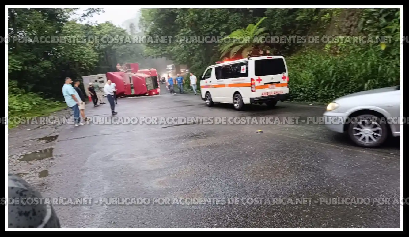 Image from Accidentes de Costa Rica .Net: RUTA 32 | Vuelco de vehiculo pesado impide el paso <a class="text-blue...