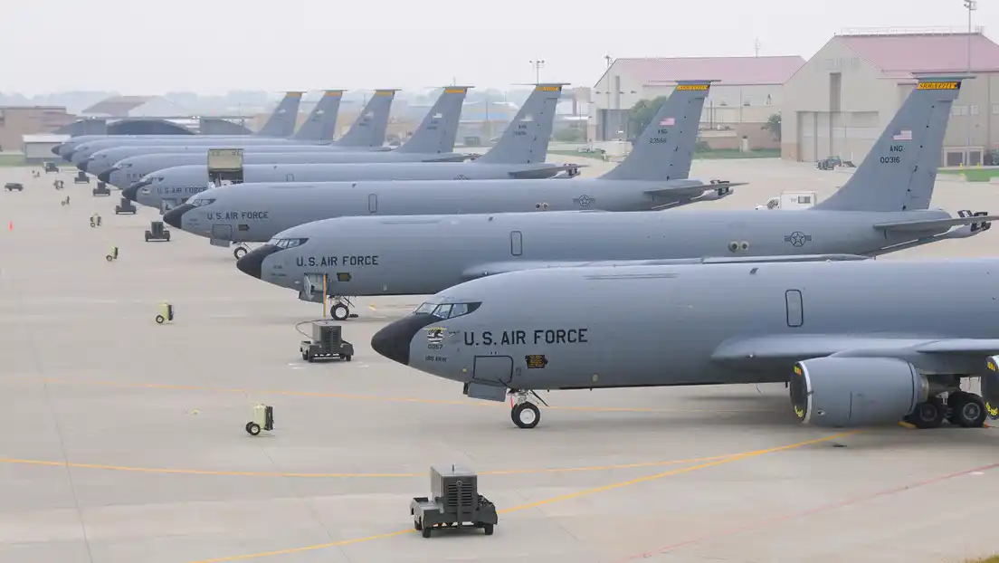 Image from RT en Español: 🇺🇸✈️ *¿Por qué EE.UU. envía aviones cisterna de reabastecimiento a O...