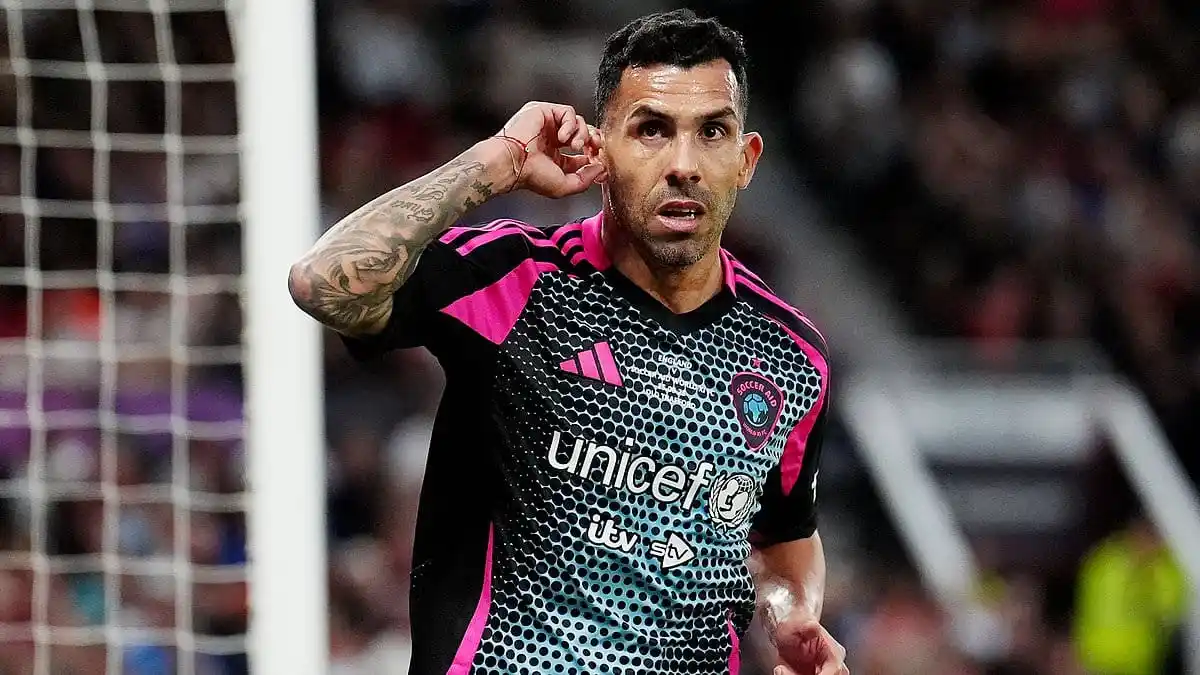 Image from Mail Sport | Manchester United 🔴: Carlos Tevez scores FOUR as he's booed at Old Trafford - before cynica...