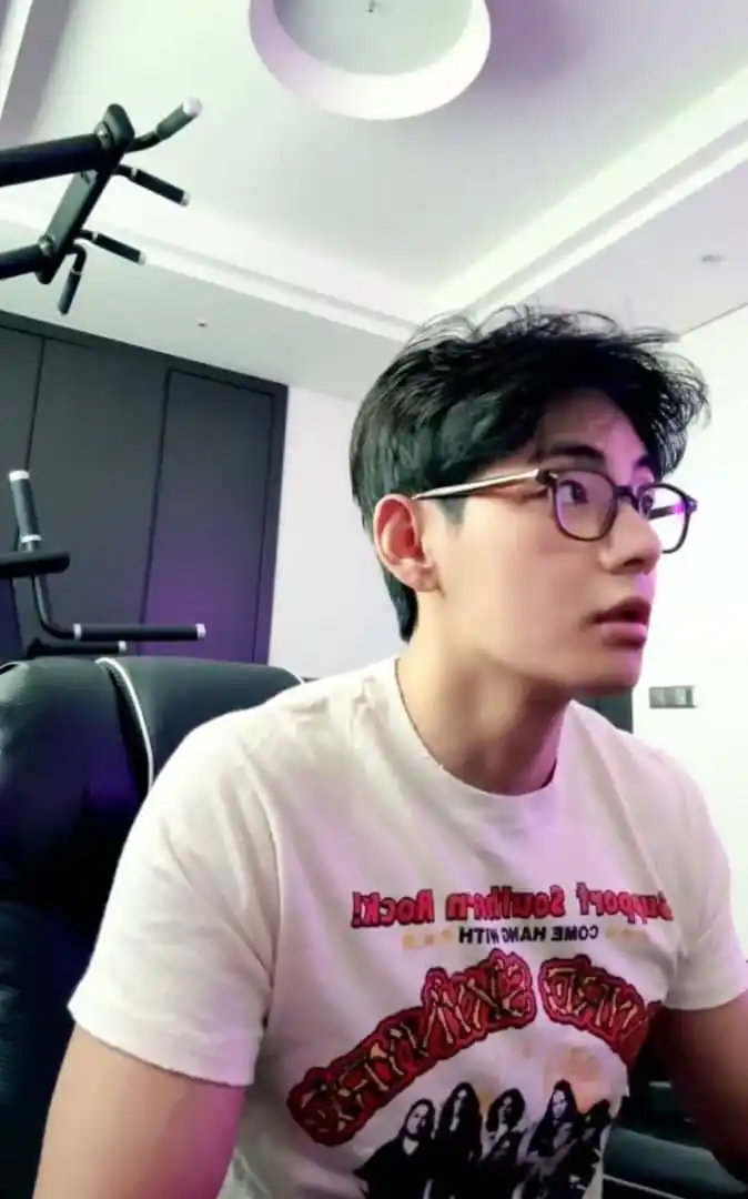 Image from BTS ⟬ 방탄소년단 ⟭ ✅: *_🧸 ¿qué juego estoy jugando ahora mismo?_* *_🧸No estoy jugando ning...