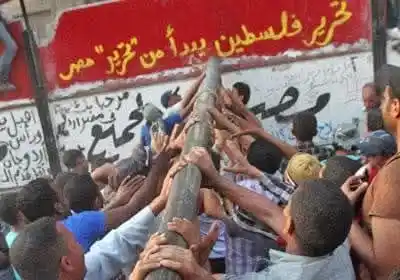Image from هُنا أرّض العِزة | غَـ𓂆ـزة: "تحرير فلسطين يبدأ من تحرير مصر" من أمام سفارة الاحتلال 2011 بالقاهرة ...