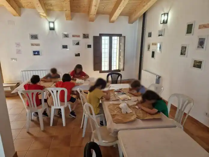 Image from DiaDia: ▶️ Vistabella viatja a la prehistòria amb un taller de pintures rupest...