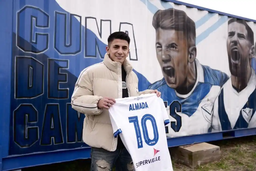 Image from Argentina Fans Kerala (AFK OFFICIAL) 🇦🇷: 🇦🇷 | 📸 Thiago Almada visits his former club, Velez Sarsfield 🇦🇷...