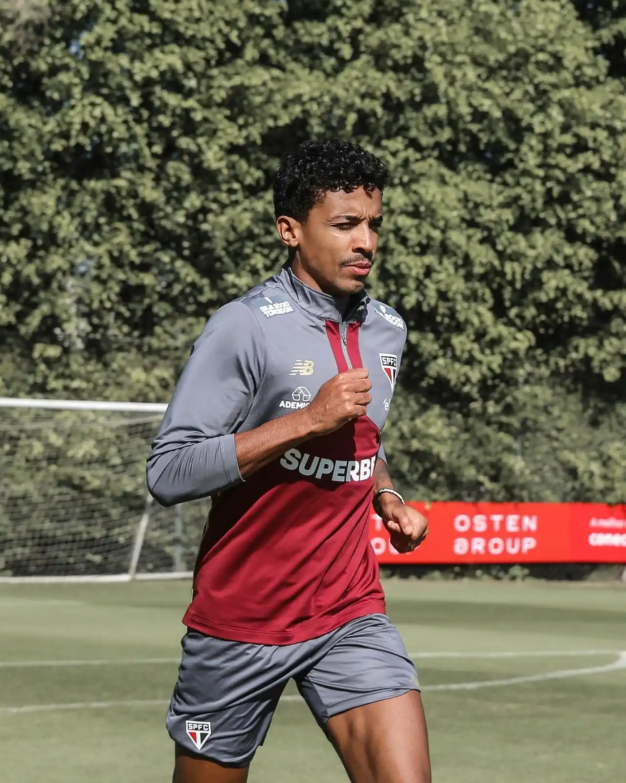 Image from UOL | São Paulo Agora: Luiz Gustavo, que tá se recuperando de um tromboembolismo pulmonar, *c...