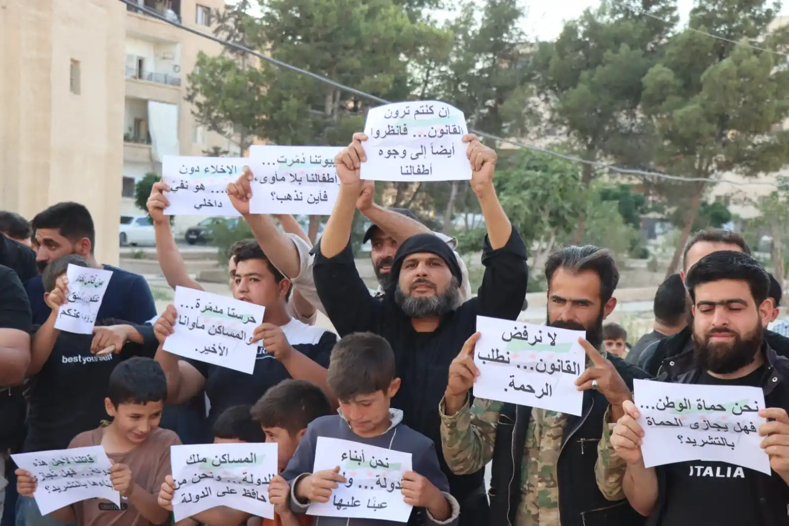Image from صوت العاصمة: وقفة احتجاجية أمام مساكن الشرطة في حرستا رفضاً لقرارات إخلاء بعض المنا...