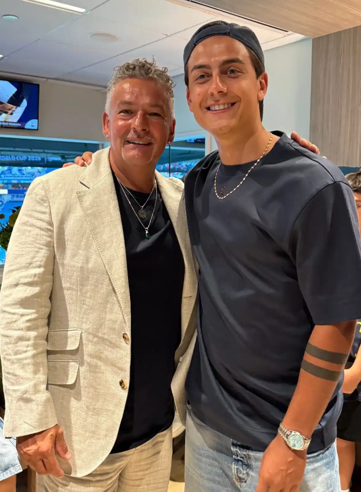 Image from Argentina Fans Kerala (AFK OFFICIAL) 🇦🇷: 📸  Roberto Baggio with Paulo Dybala at the Club World Cup...