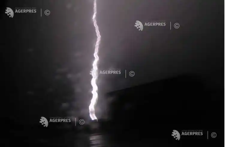 Image from Agerpres: *Furtuni, inundații și peste 30.000 de fulgere în Marea Britanie* ...
